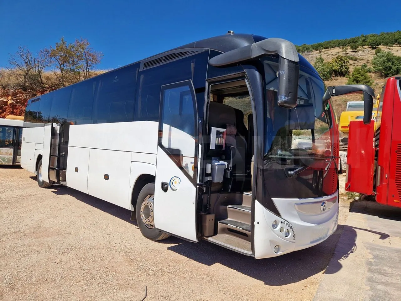 Iveco Magelys SFR210 - EUR5 - 331kW - 12.819m - 3/4 right front doors open