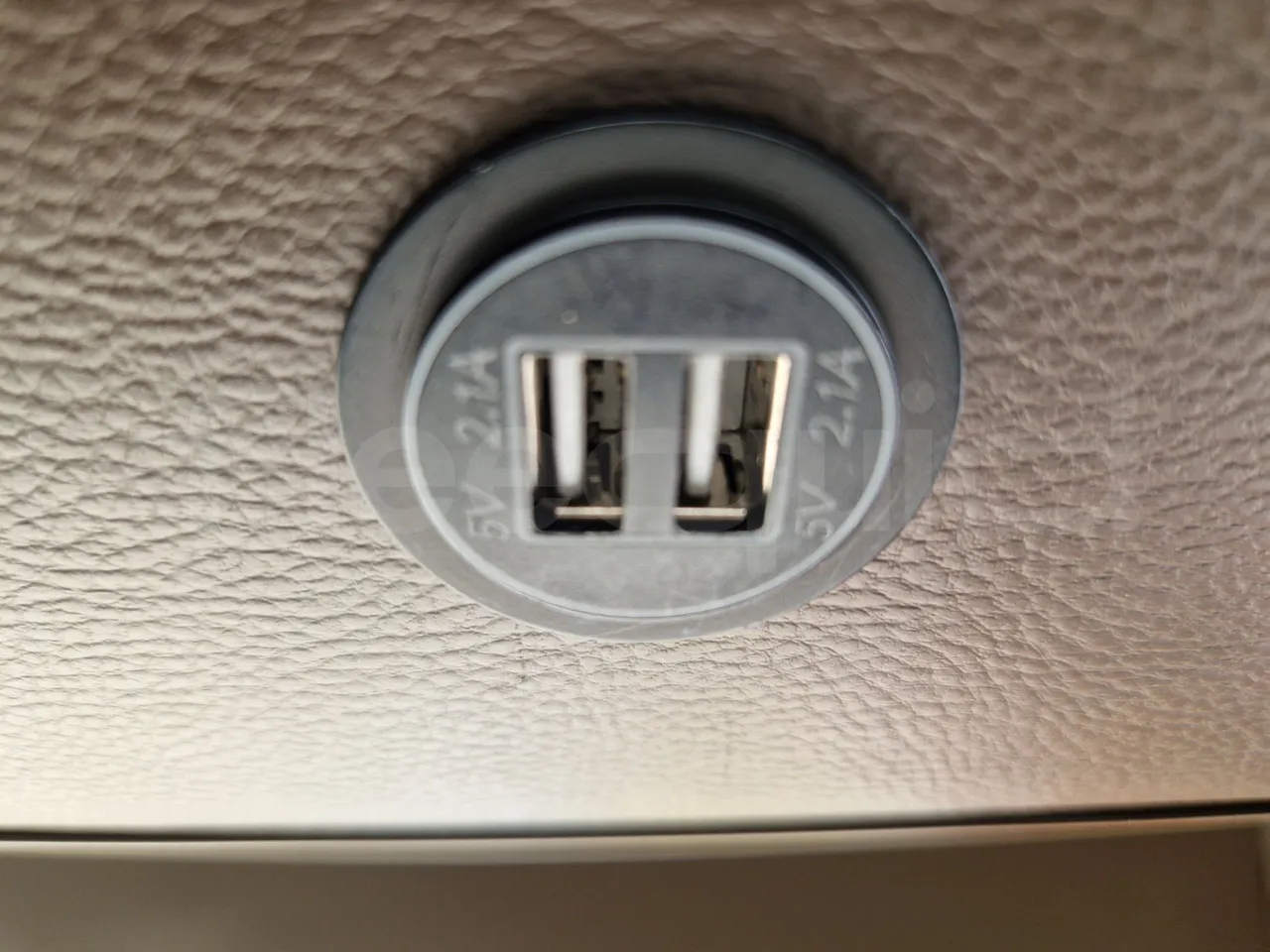 Iveco Magelys SFR210 - EUR5 - 331kW - 12.819m - usb charging detail