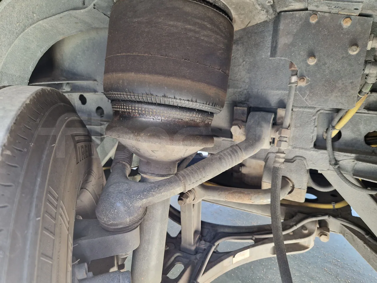 Iveco Magelys SFR210 - EUR5 - 331kW - 12.819m - front air springs left