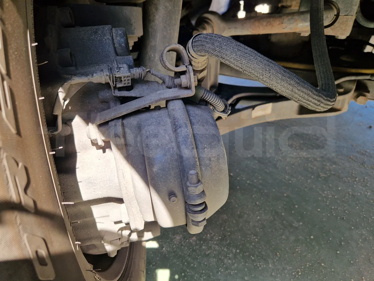 Iveco Magelys SFR210 - EUR5 - 331kW - 12.819m - front brake calipers left