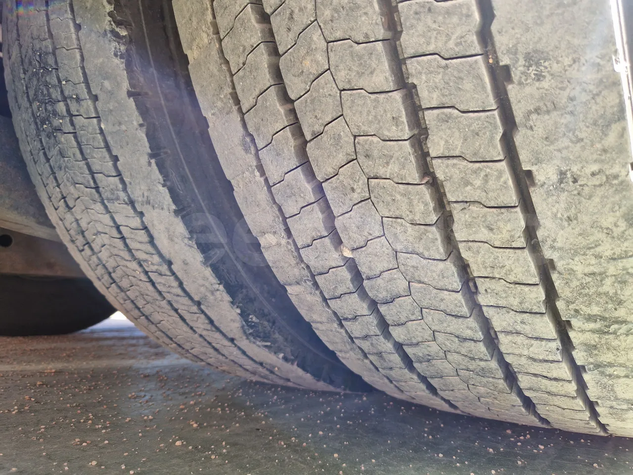 Iveco Magelys SFR210 - EUR5 - 331kW - 12.819m - tread condition front tires left