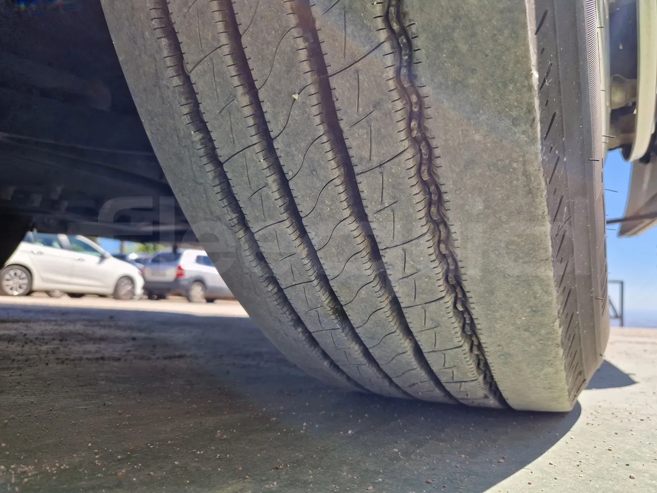 Iveco Magelys SFR210 - EUR5 - 331kW - 12.819m - tread condition front tires right