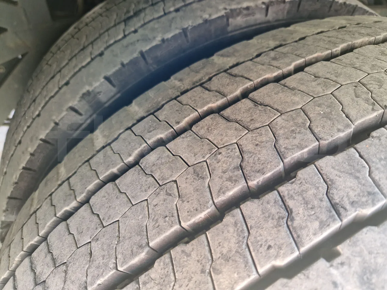 Iveco Magelys SFR210 - EUR5 - 331kW - 12.819m - tread condition second axle tires right