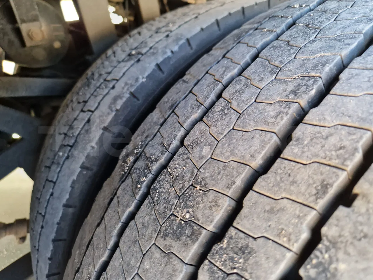 Iveco Magelys SFR210 - EUR5 - 331kW - 12.819m - tread condition third axle tires right