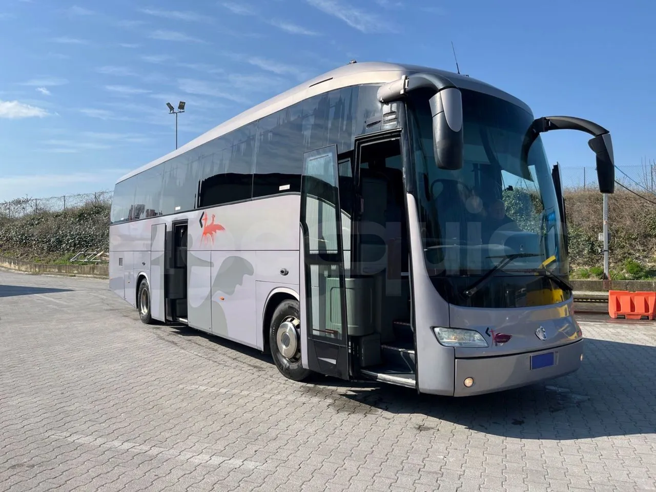 Irisbus 397E.12 397E.12 - Euro5 - 331kW -  12.410mt - 3/4 right front doors open