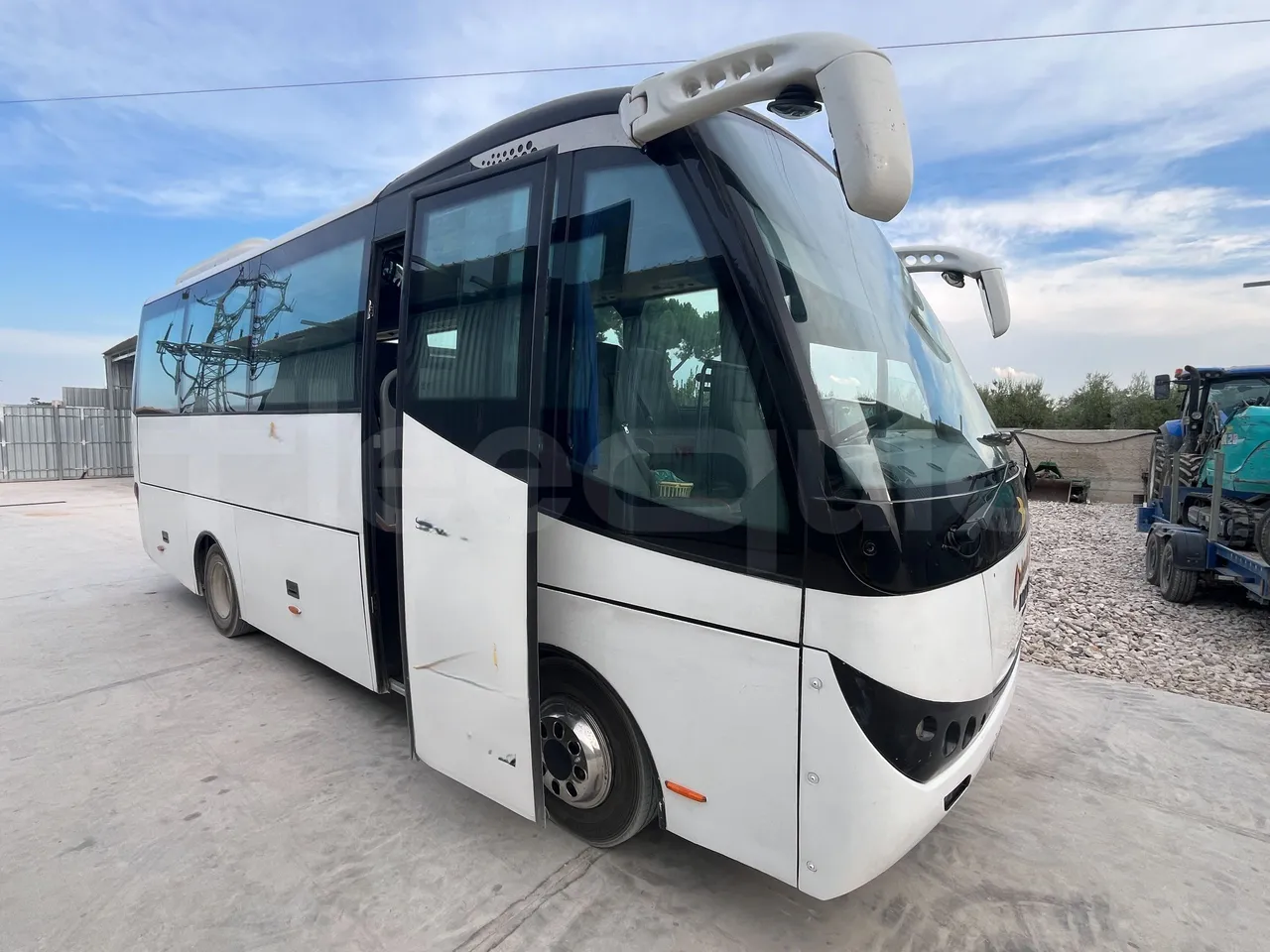 Man Dexon - 3/4 Front Right Side Doors Open