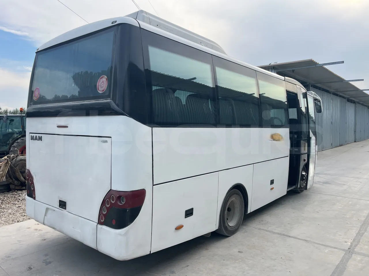 Man Dexon - 3/4 Rear Right Side Doors Open
