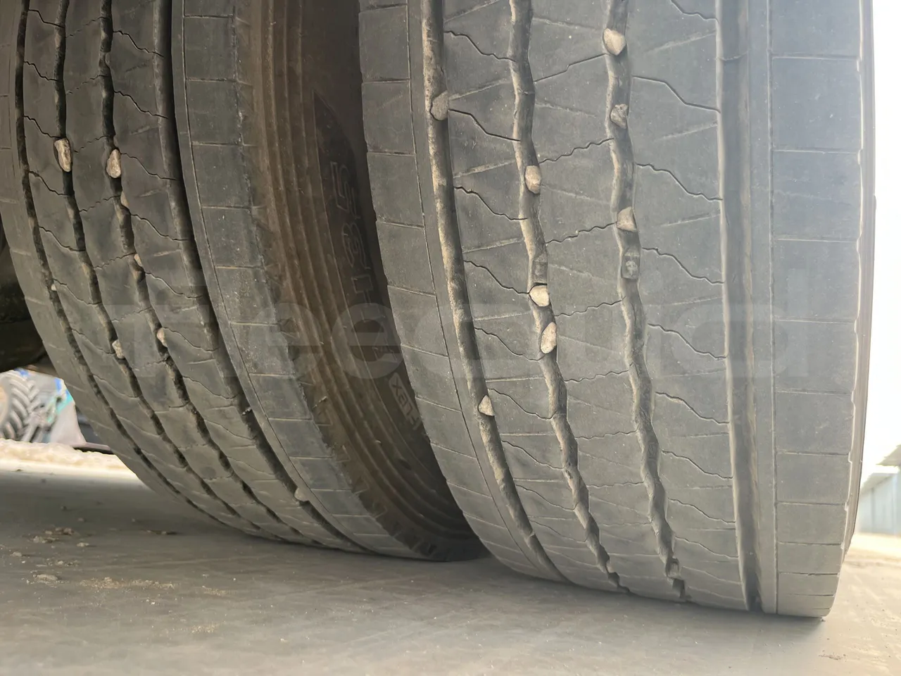 Man Dexon - Second Axle Left Side: Tyre Thickness