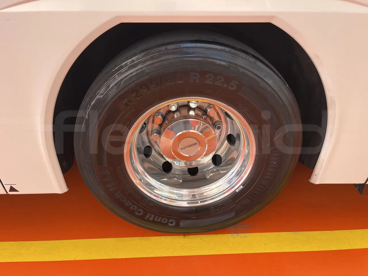 Neoplan Tourliner - Second Axle Left Side: Complete Wheel