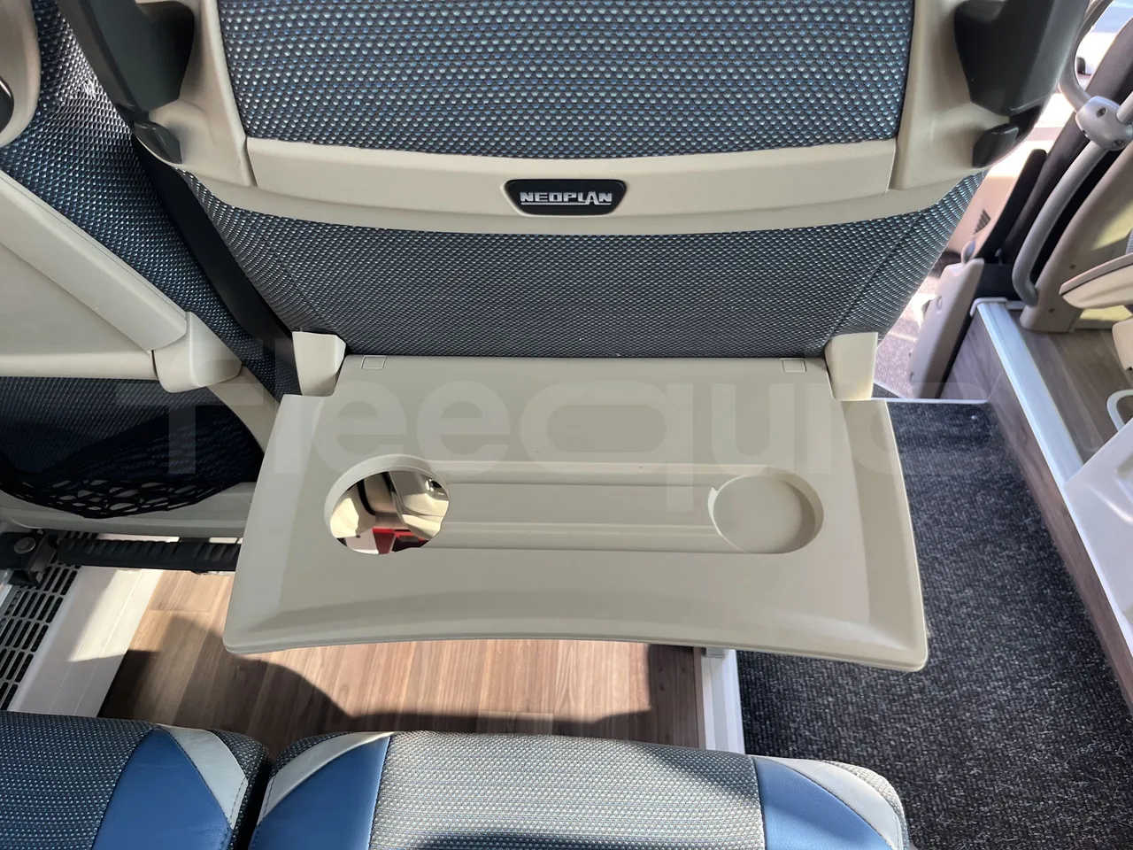 Neoplan Tourliner - Table