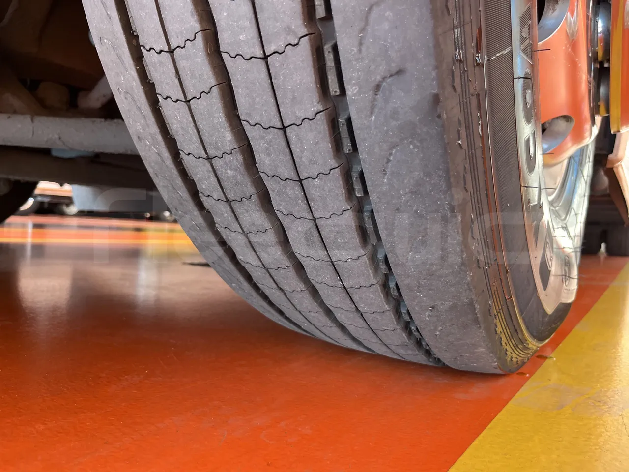 Neoplan Tourliner - First Axle Left Side: Tyre Tread