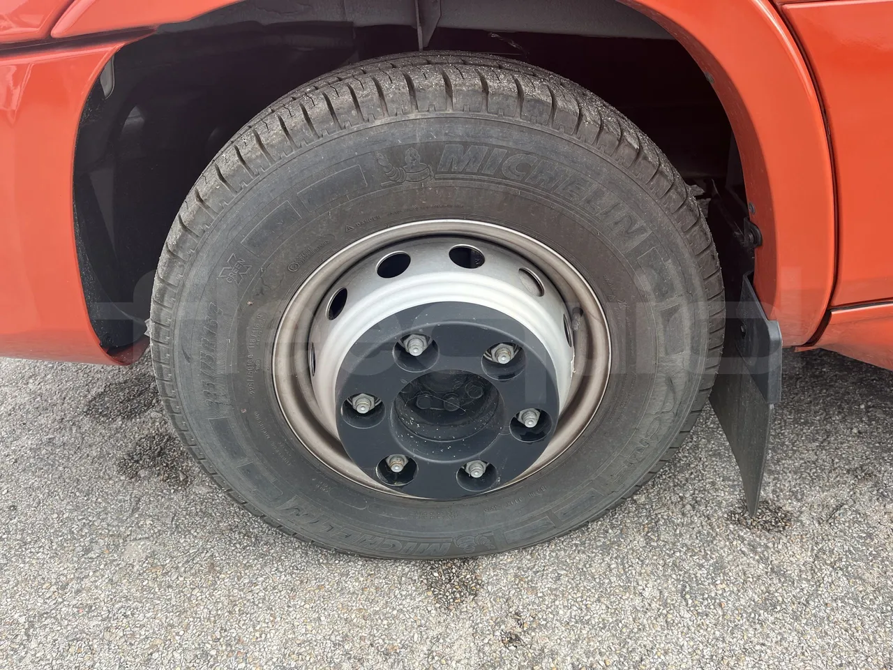 Iveco Daily - First Axle Left Side: Complete Tyre