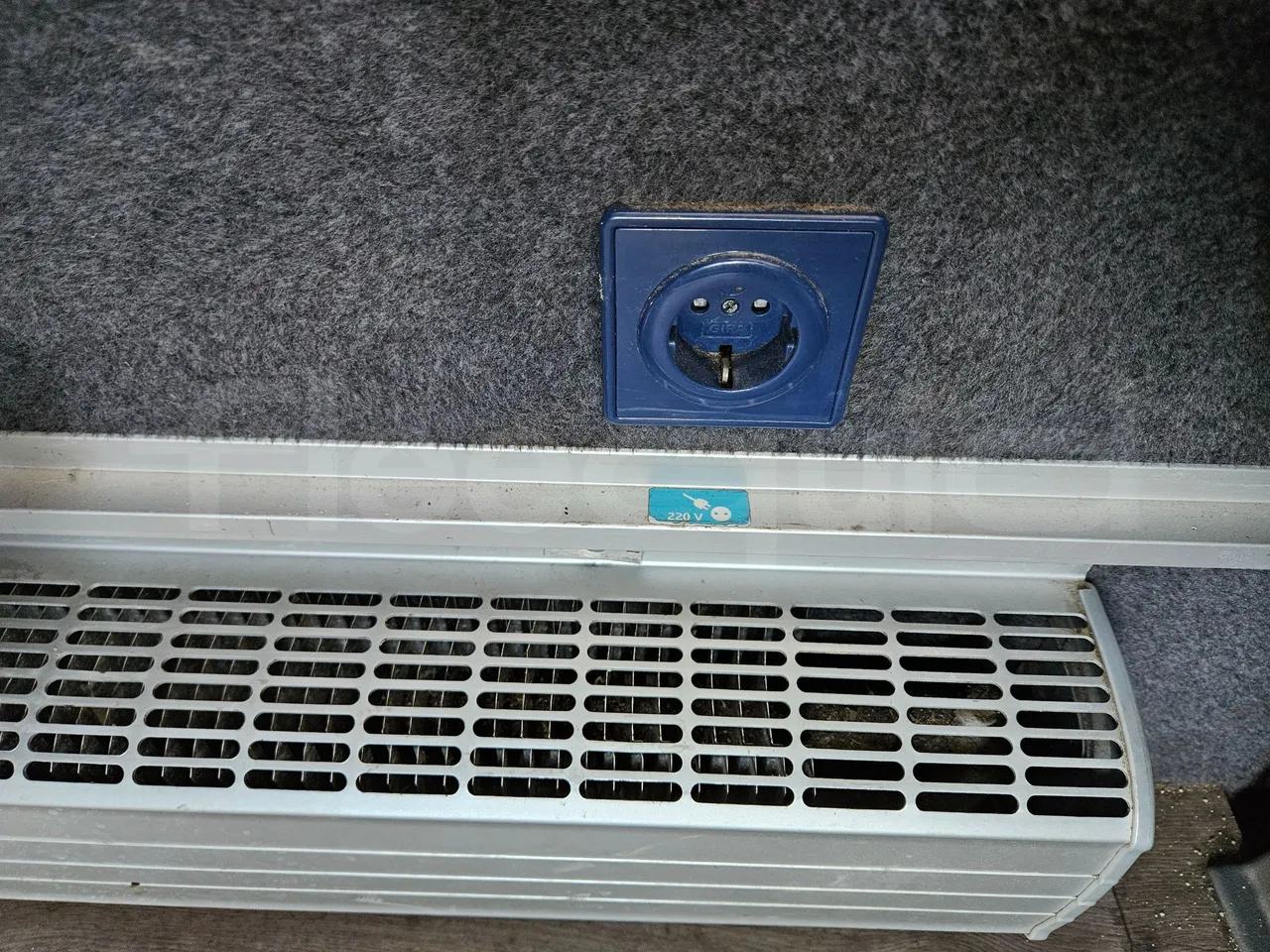 Setra S416 GT-HD/2 - EUR5 - 315kW - 13.020m - power outlets detail