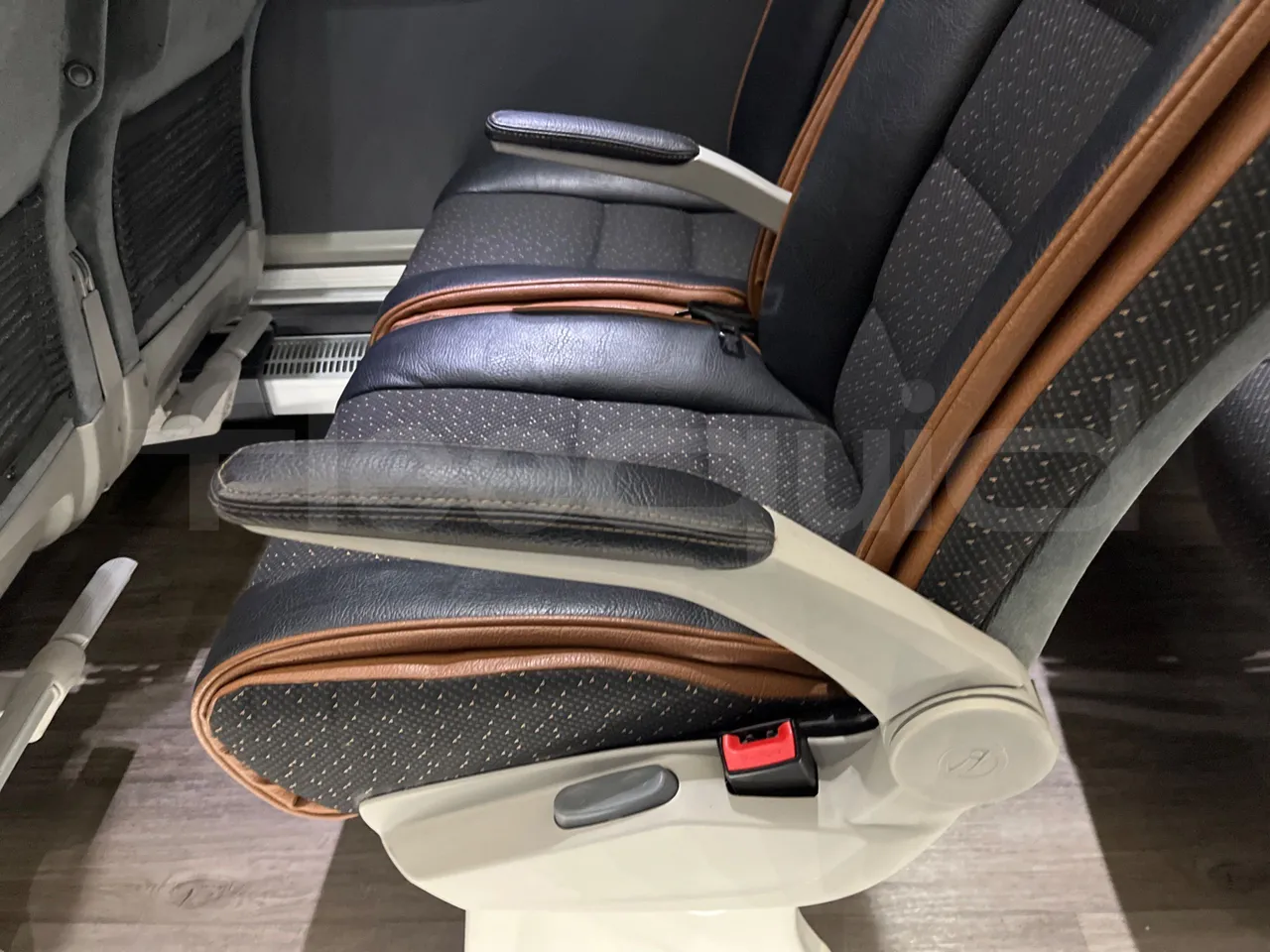 Irizar i6 I6S 13.35 - Euro 6 - 300kW - 12.920 mt - armrest detail photo