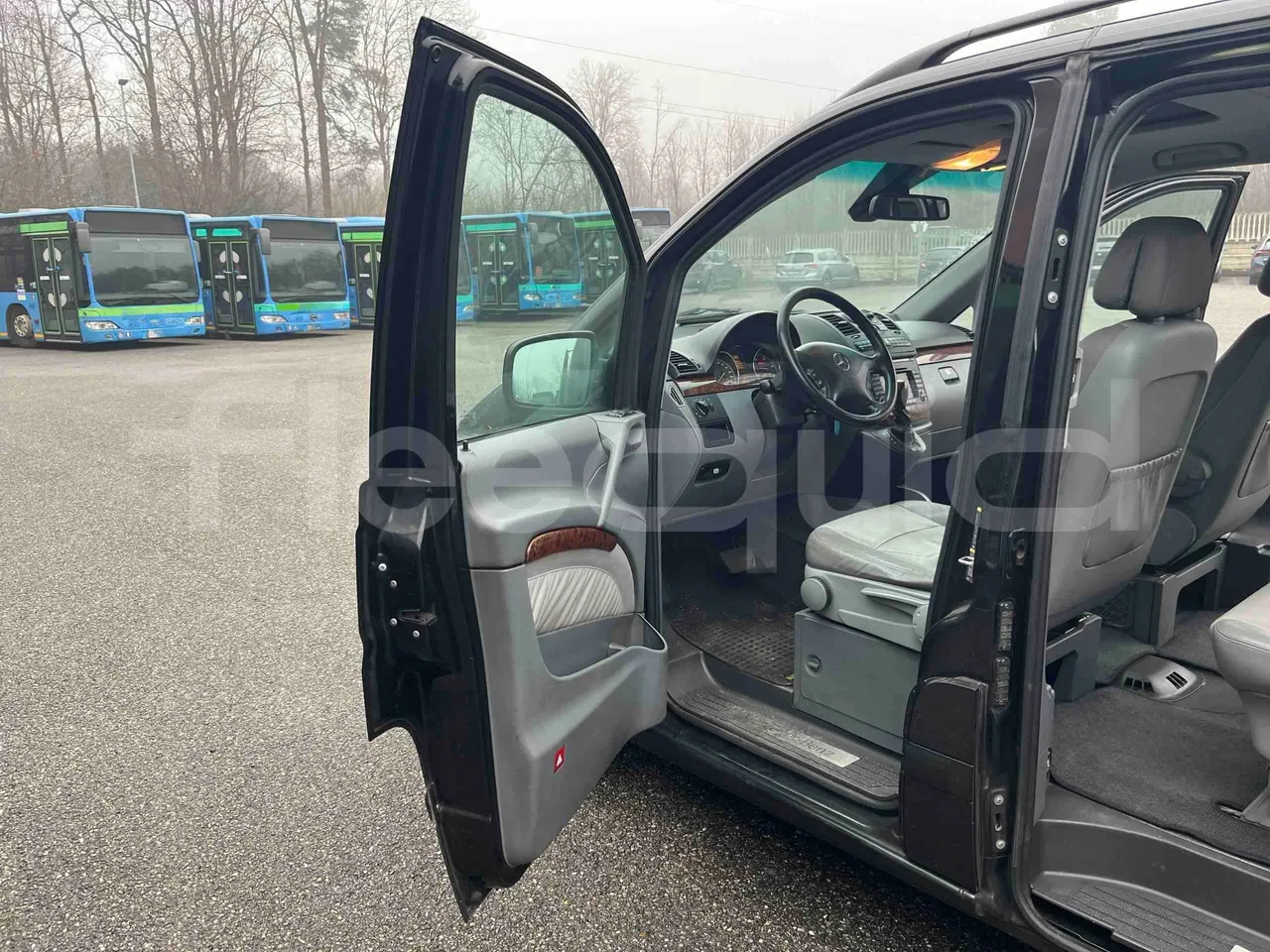 Mercedes-Benz Viano CDI 2.2 - Euro4 - 110kW - 4.993mt - front door 2 open