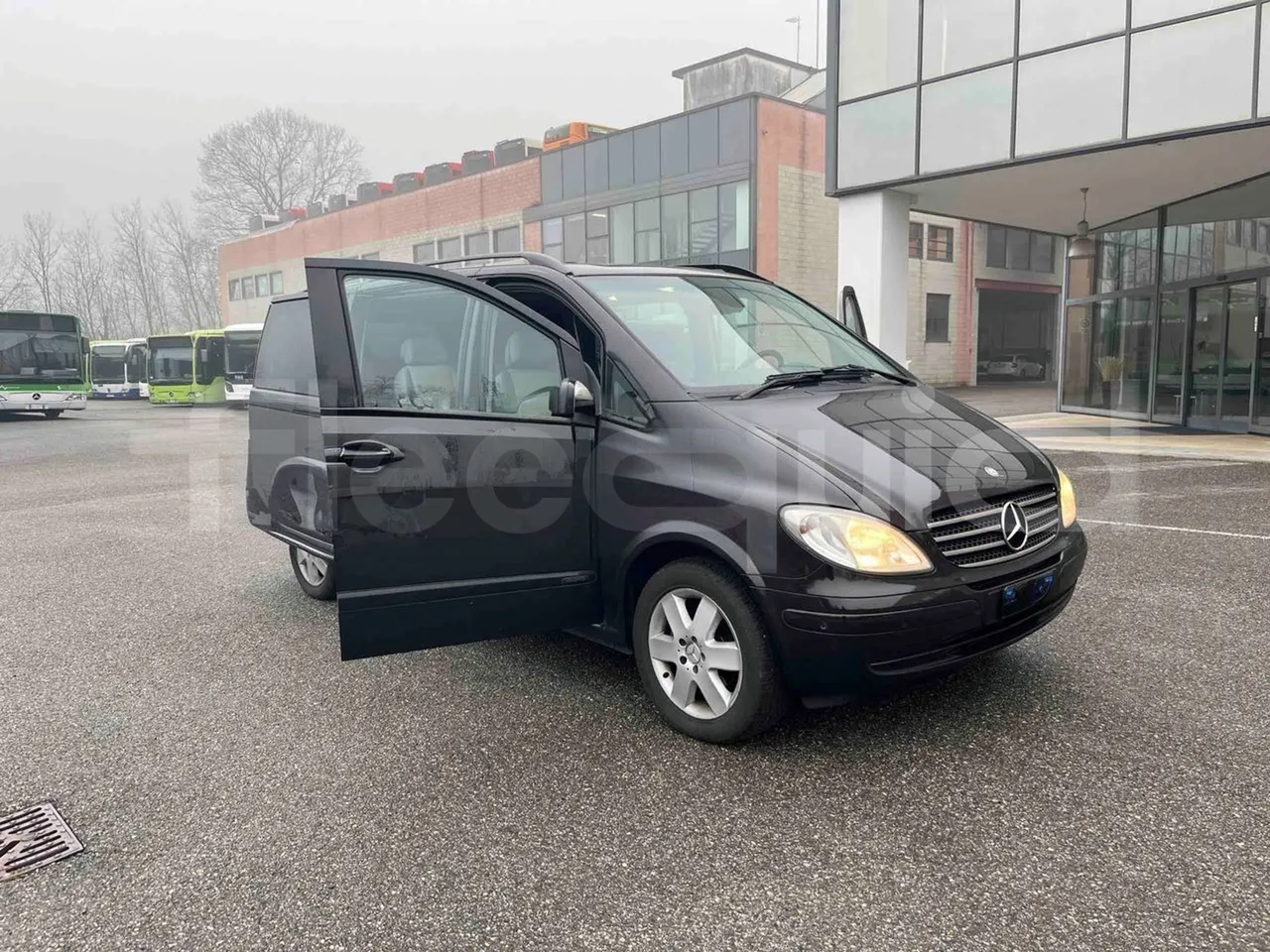 Mercedes-Benz Viano CDI 2.2 - Euro4 - 110kW - 4.993mt - 3/4 right front doors open