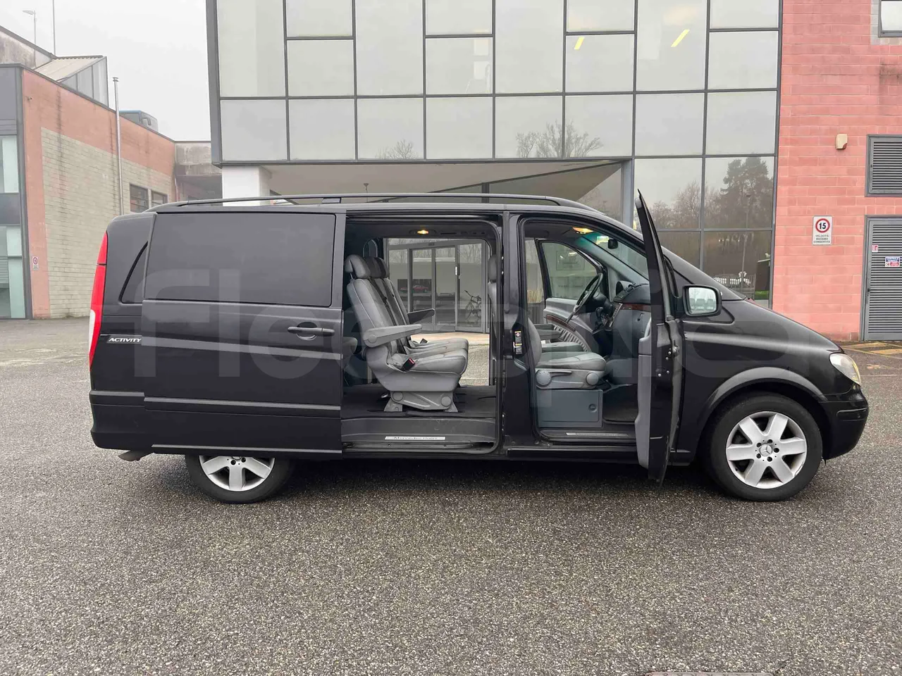 Mercedes-Benz Viano CDI 2.2 - Euro4 - 110kW - 4.993mt - 3/4 right rear doors open