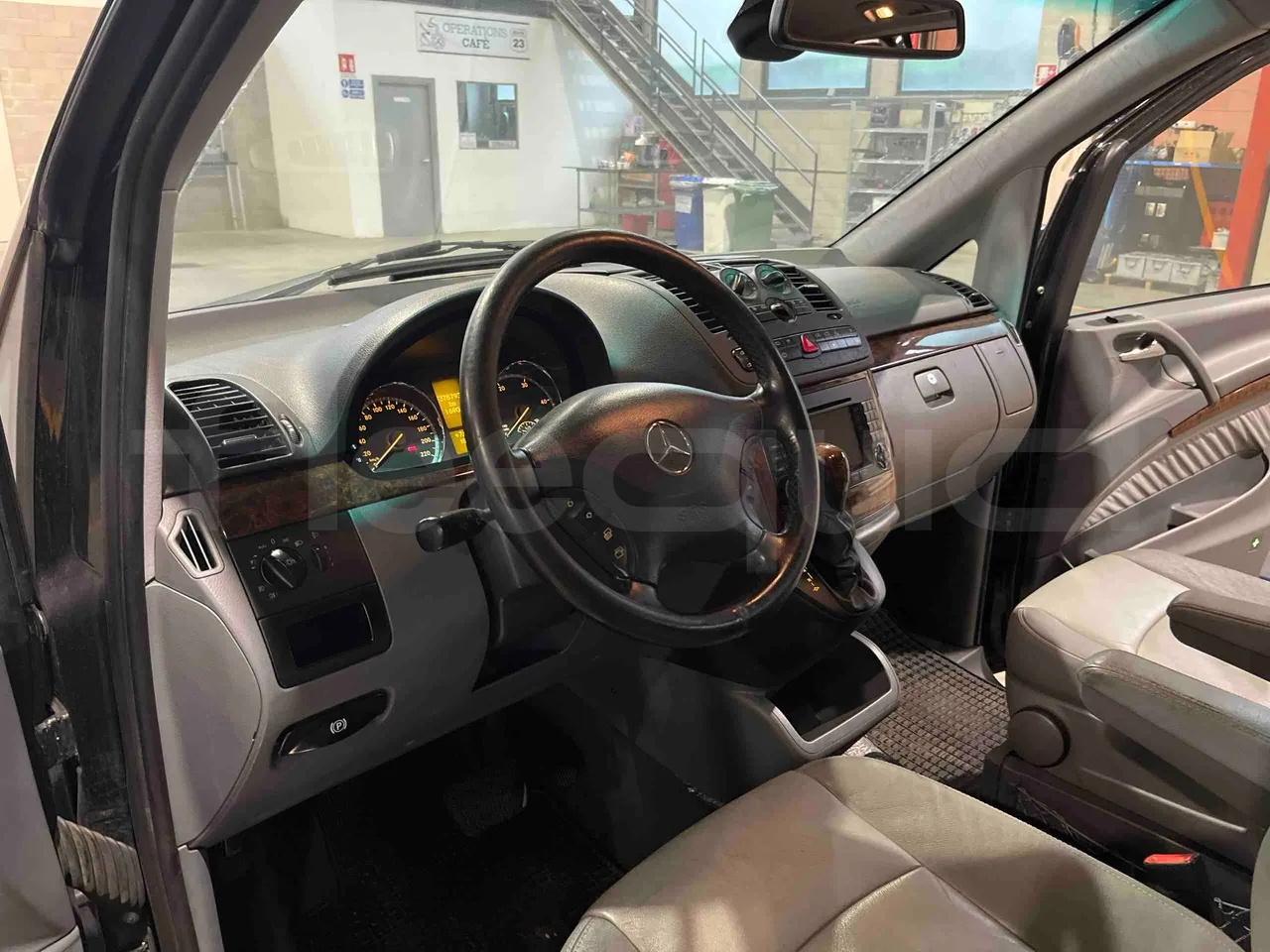 Mercedes-Benz Viano CDI 2.2 - Euro4 - 110kW - 4.993mt - buttons panels on