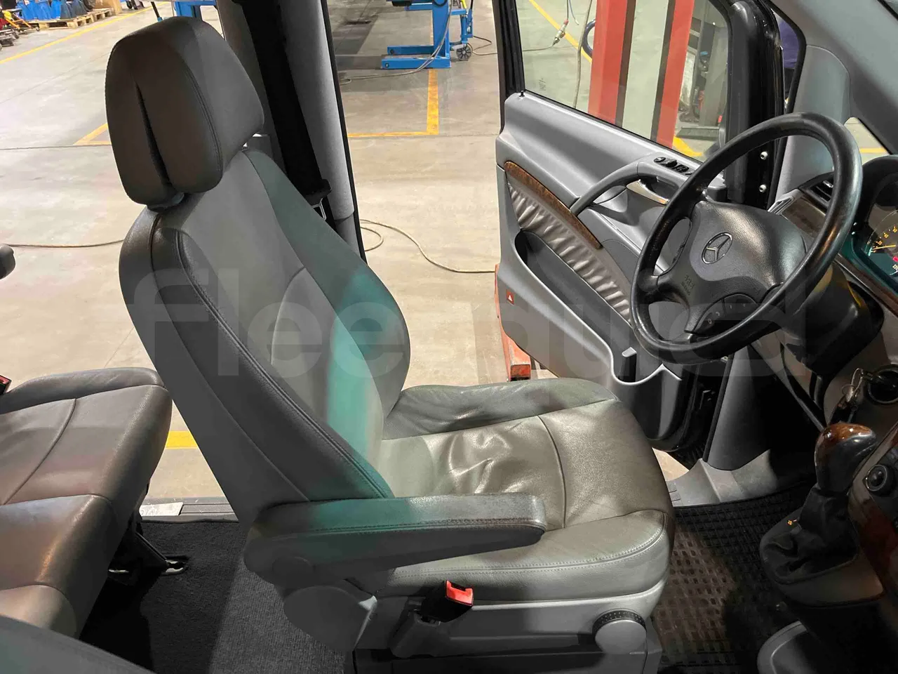 Mercedes-Benz Viano CDI 2.2 - Euro4 - 110kW - 4.993mt - driver's seat photo