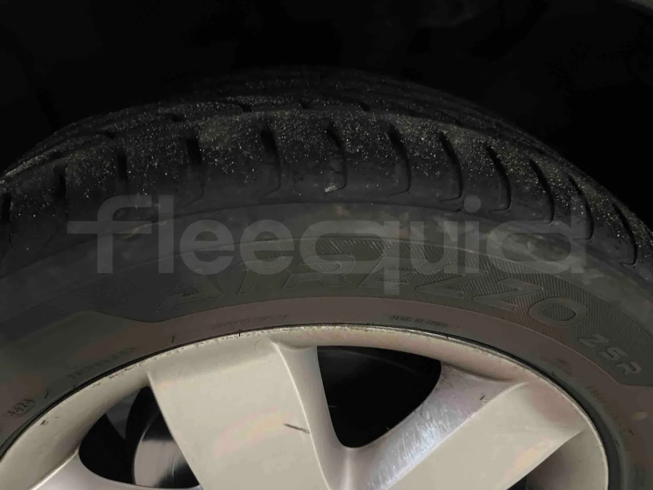 Mercedes-Benz Viano CDI 2.2 - Euro4 - 110kW - 4.993mt - tread condition front tires right