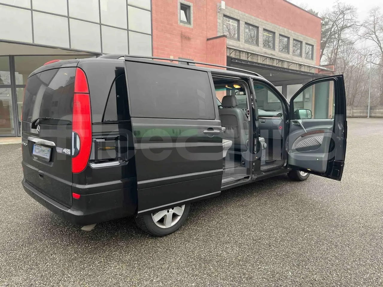 Mercedes-Benz Viano CDI 2.2 - Euro4 - 110kW - 4.993mt - right side doors open