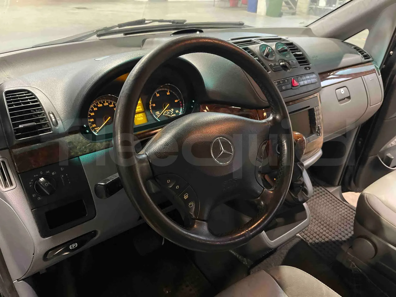 Mercedes-Benz Viano CDI 2.2 - Euro4 - 110kW - 4.993mt - steering wheel photo