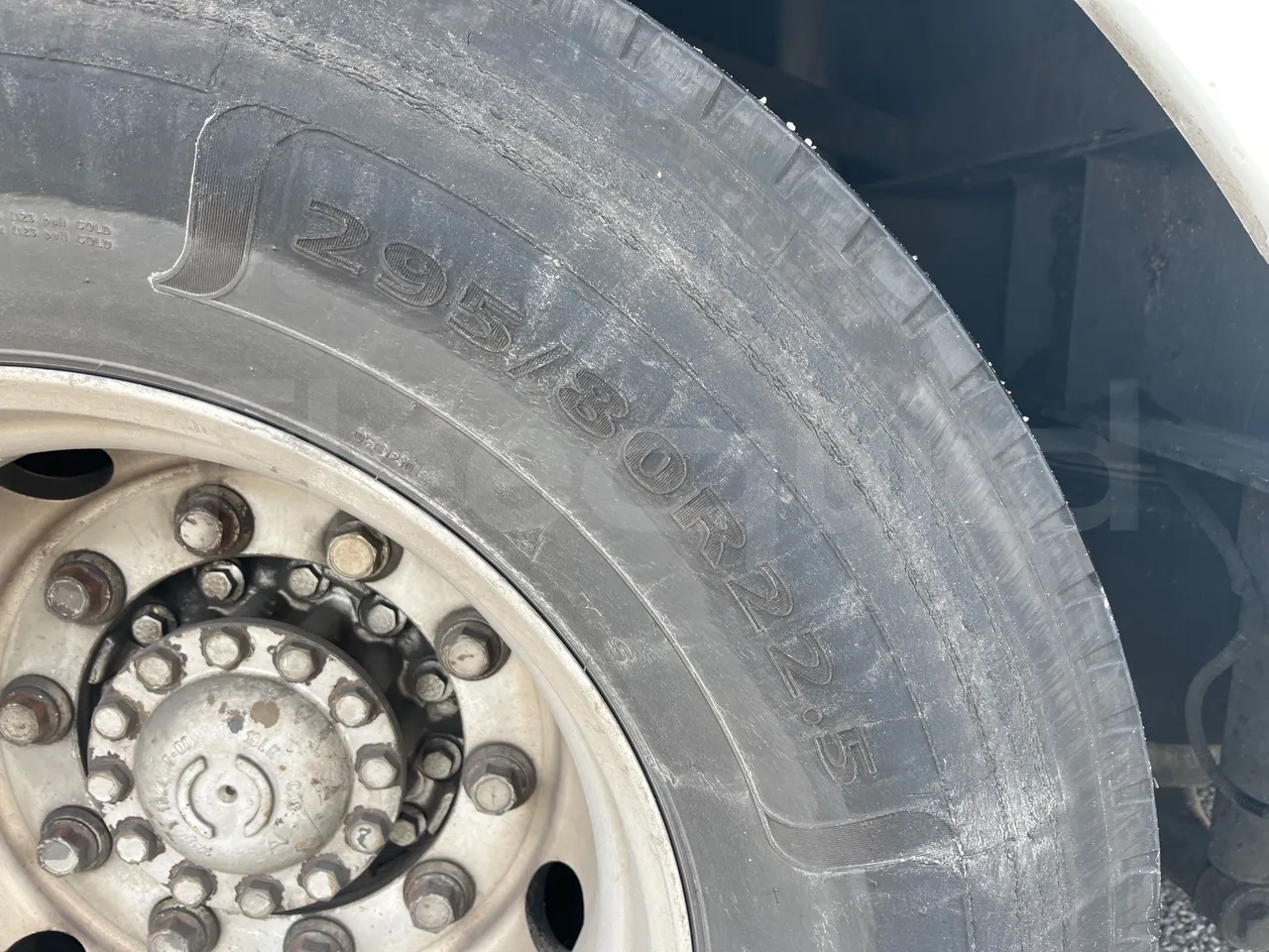 Iveco 397E 397E12.45 - Euro 4 - 331 kW - 12.920 mt - rear left tire photo