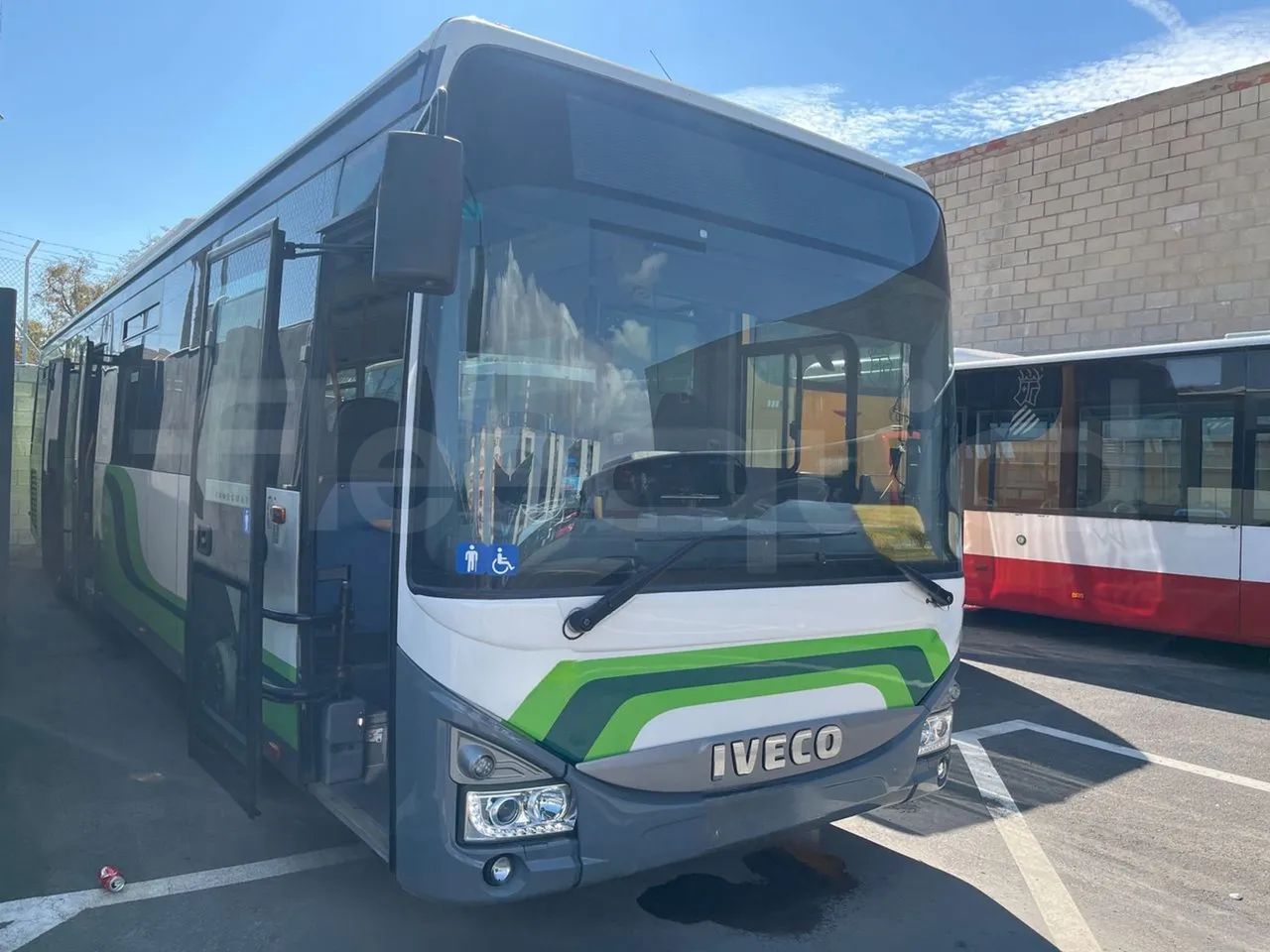 Iveco Crossway CBLE4/00 - EUR6 - 265kW - 12.965m - 3/4 right front doors open