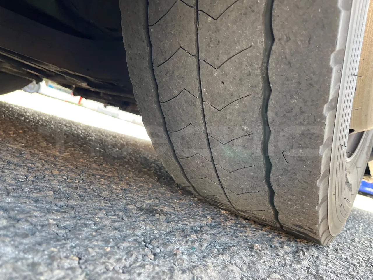 Iveco Crossway CBLE4/00 - EUR6 - 265kW - 12.965m - rear left tire photo