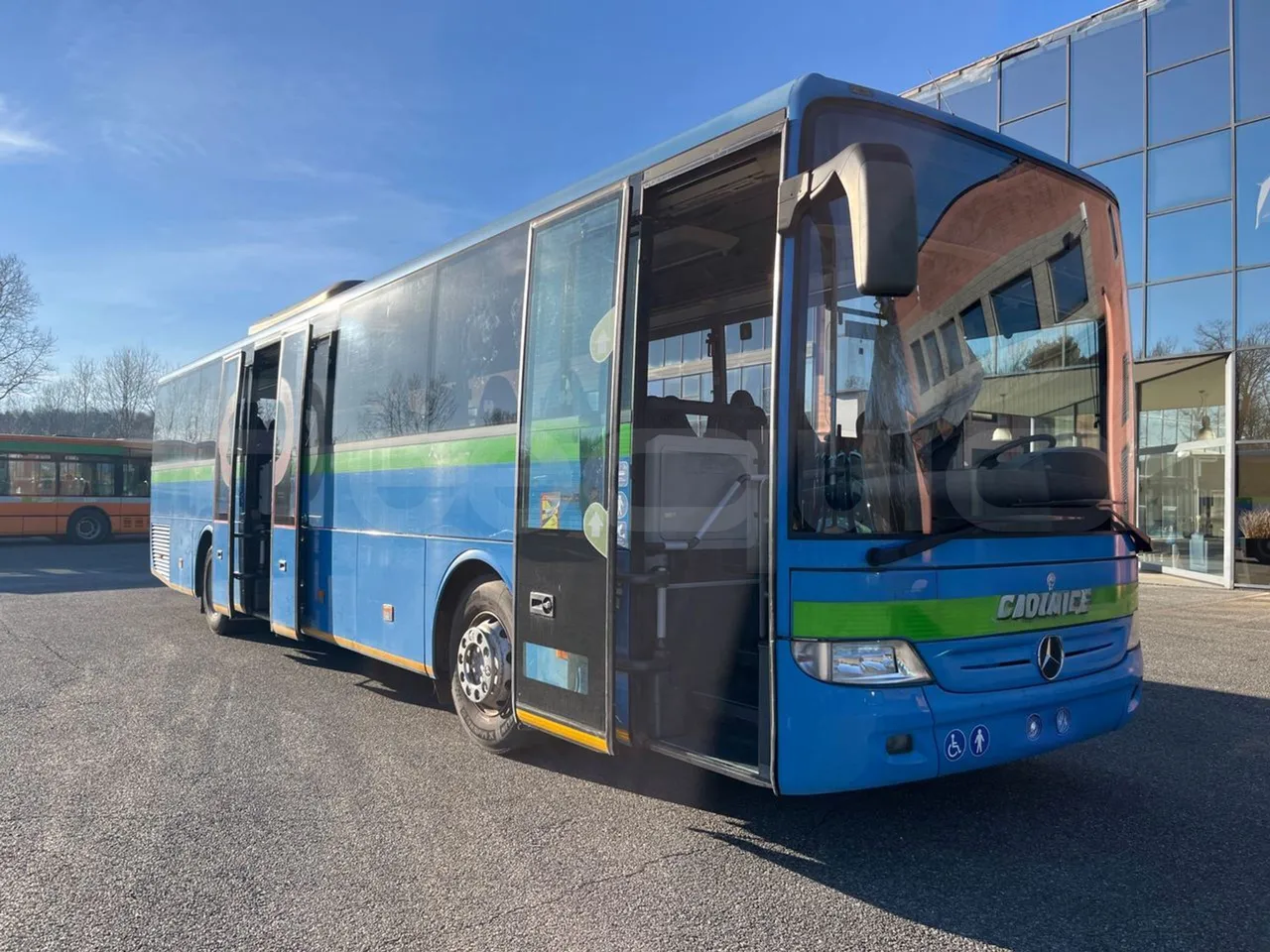 Mercedes-Benz Integro E5 4 - Euro5 - 220kW - 12.140mt - 3/4 right front doors open