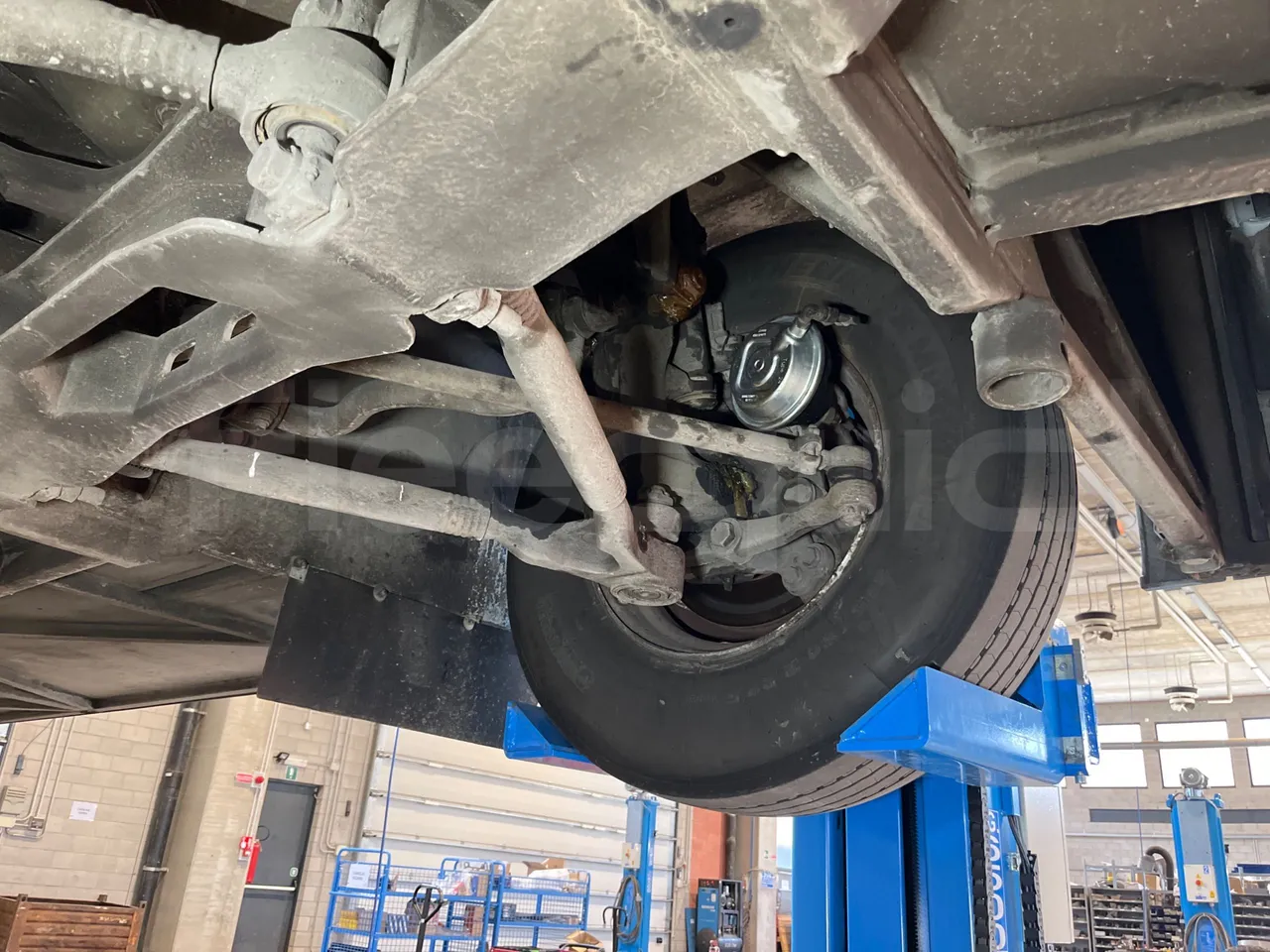 Mercedes-Benz Integro E5 4 - Euro5 - 220kW - 12.140mt - front axle left side