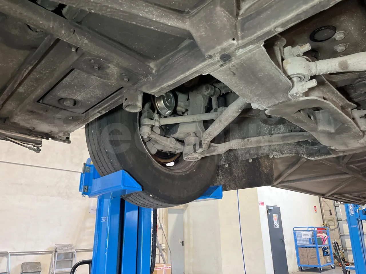 Mercedes-Benz Integro E5 4 - Euro5 - 220kW - 12.140mt - front axle right side