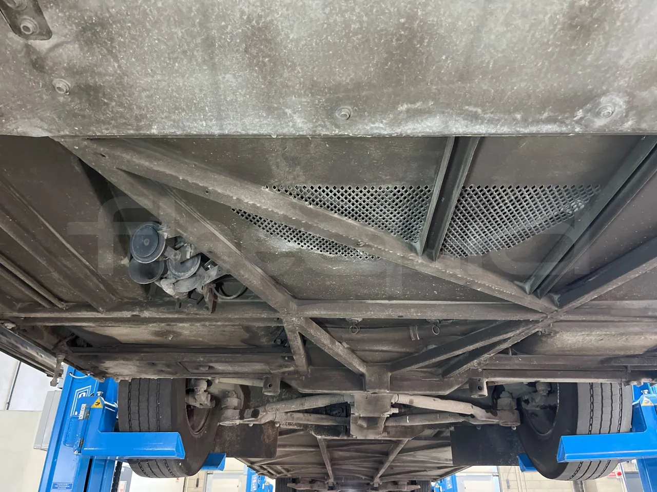 Mercedes-Benz Integro E5 4 - Euro5 - 220kW - 12.140mt - front undercarriage from front