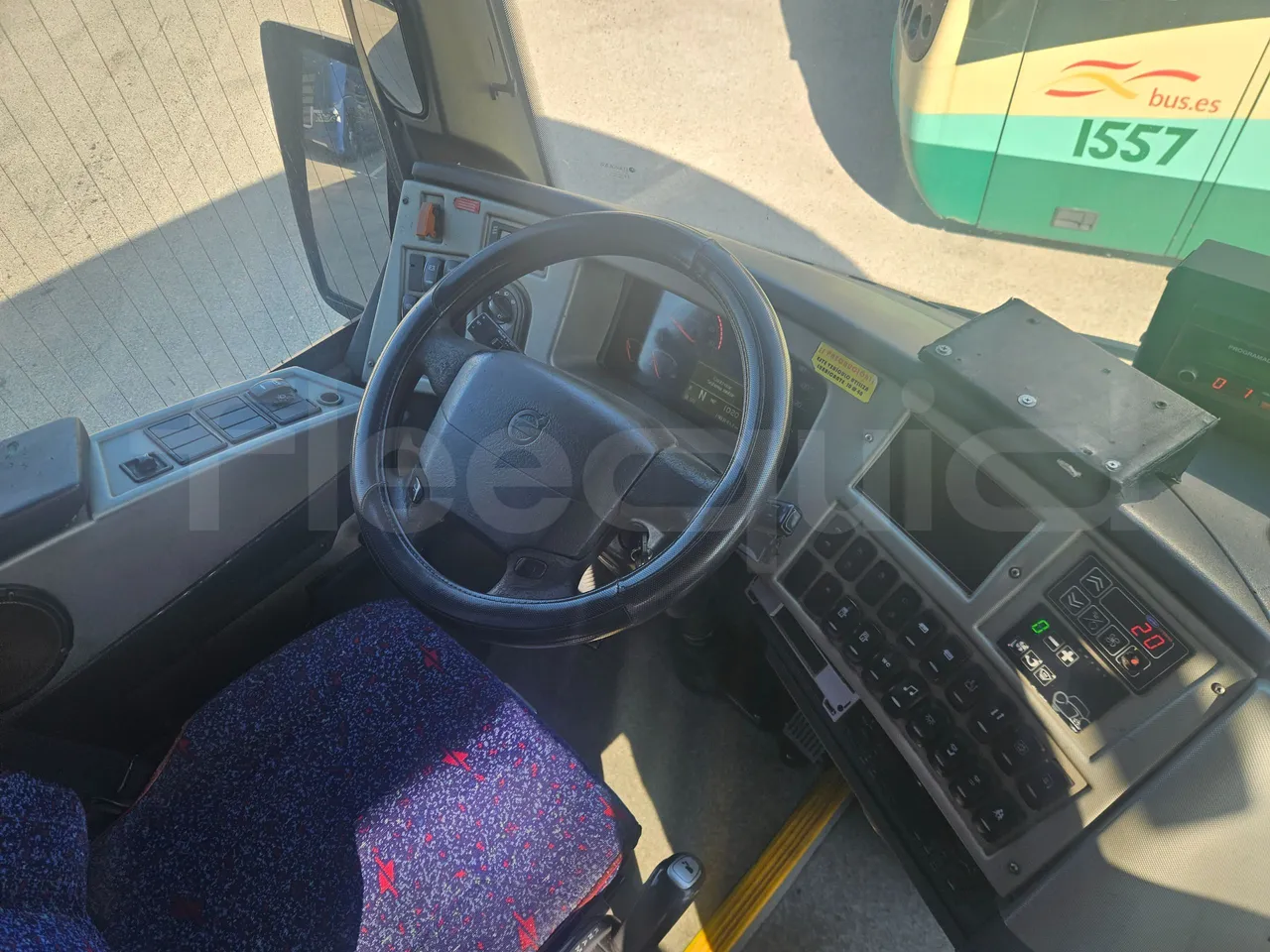 Volvo B12B 6X2 - EUR4 - 338kW -14.995m - buttons panels on (mandatory for bus to scrap)
