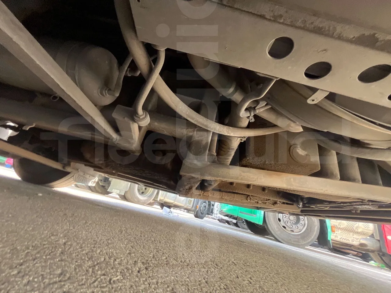 Volvo B12B 6X2 - EUR4 - 338kW -14.995m - front shock absorbers left