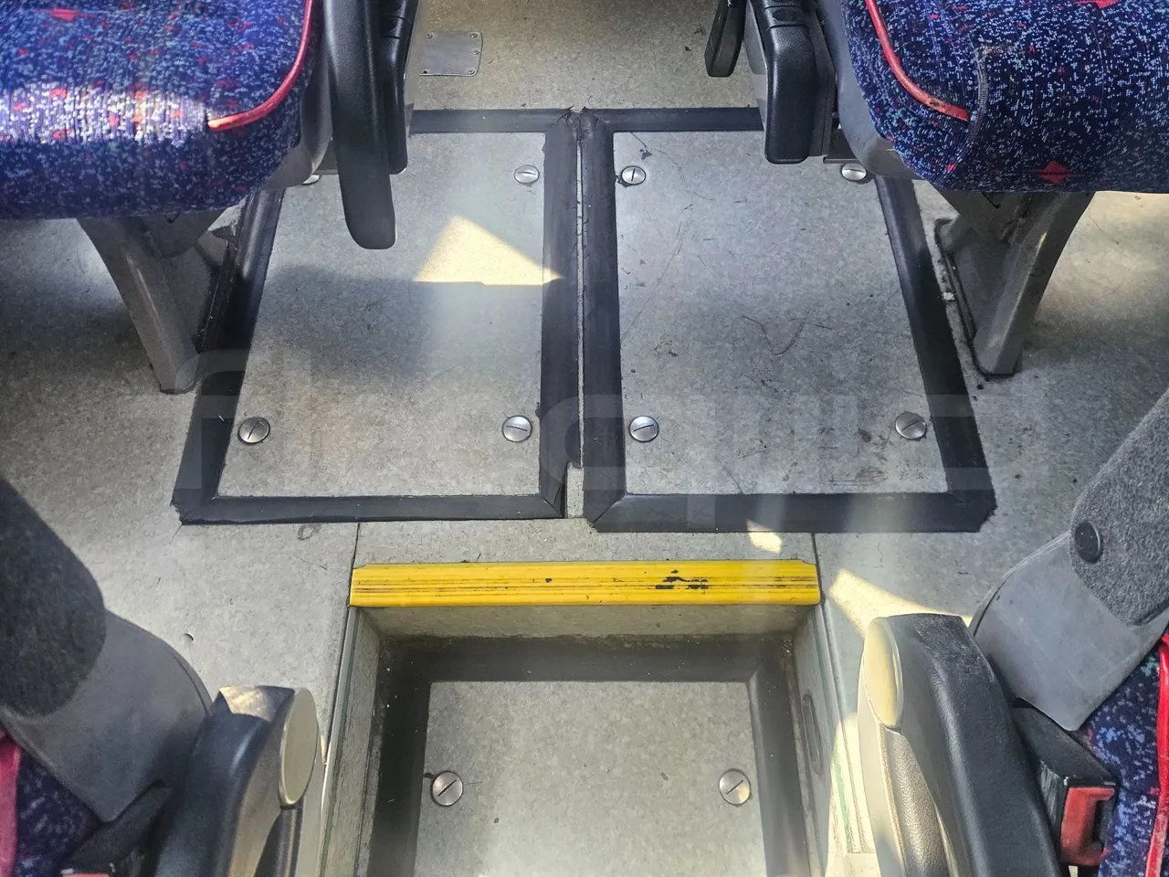 Volvo B12B 6X2 - EUR4 - 338kW -14.995m - floor hatches photo