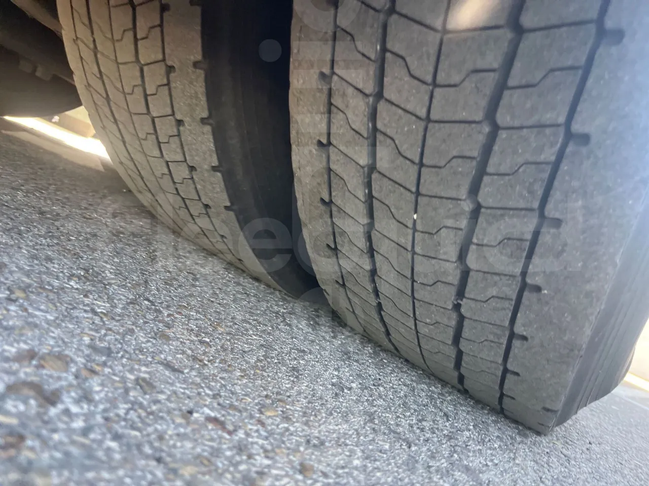 Volvo B12B 6X2 - EUR4 - 338kW -14.995m - tread condition front tires left