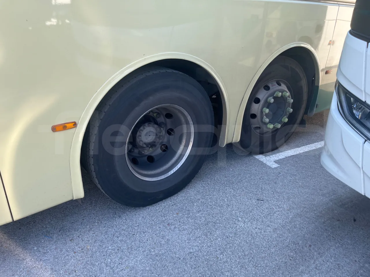 Volvo B12B 6X2 - EUR4 - 338kW -14.995m - tread condition front tires right