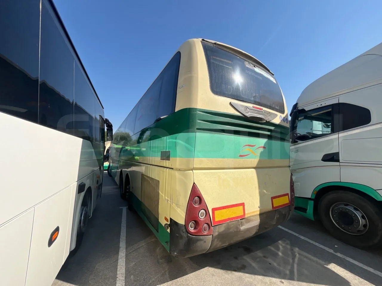 Volvo B12B 6X2 - EUR4 - 338kW -14.995m - left side photo