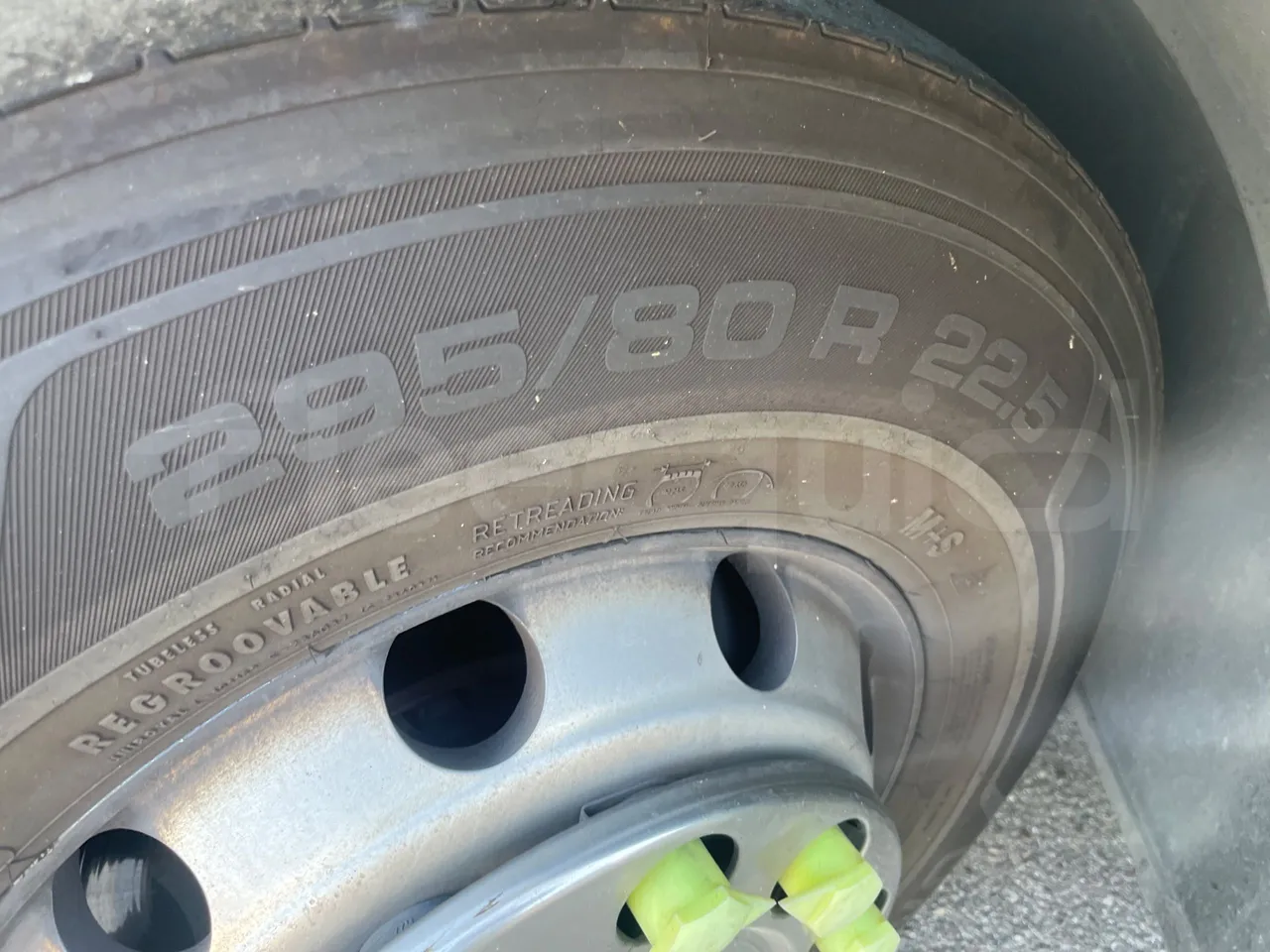 Volvo B12B 6X2 - EUR4 - 338kW -14.995m - front left tire measurements