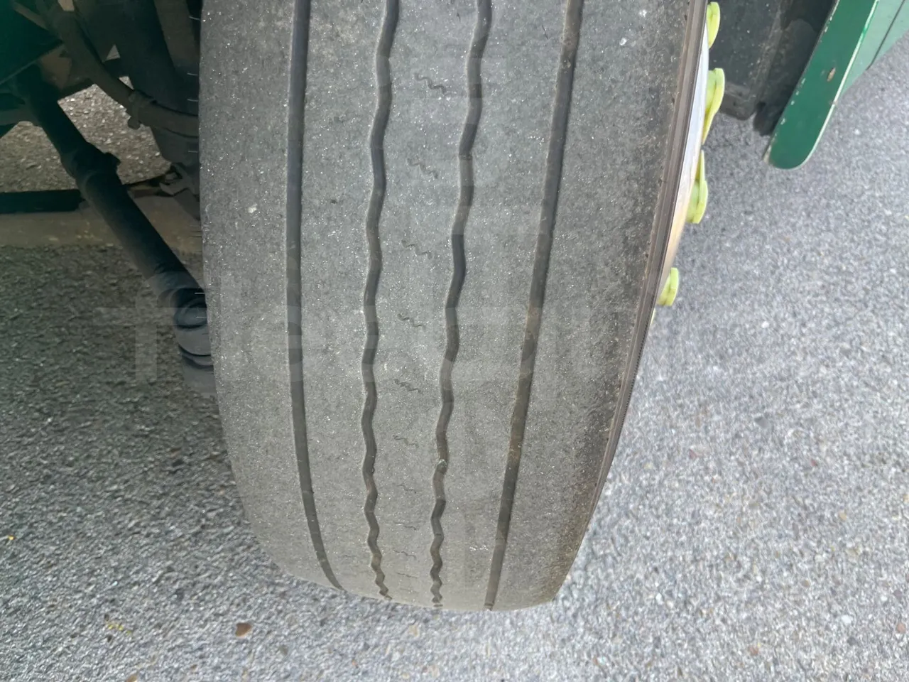 Volvo B12B 6X2 - EUR4 - 338kW -14.995m - rear left tire photo