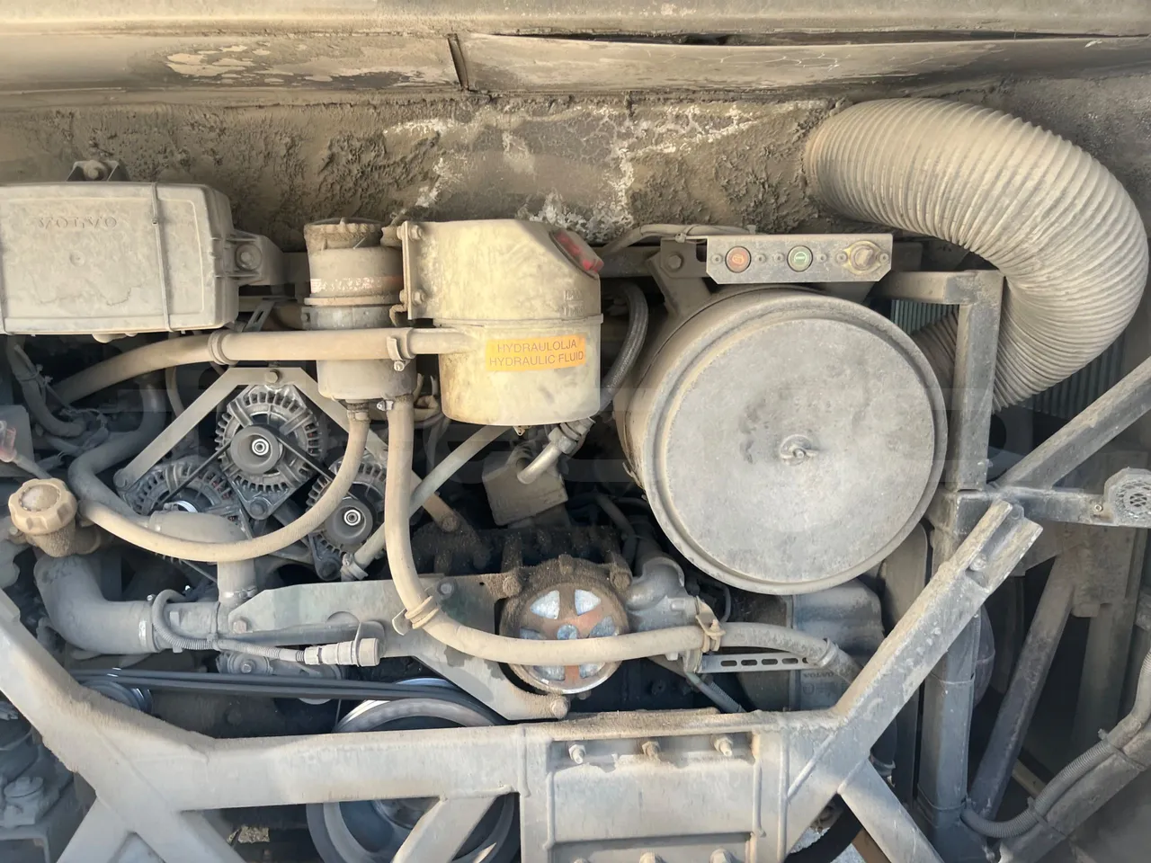 Volvo B12B 6X2 - EUR4 - 338kW -14.995m - under carpet photo