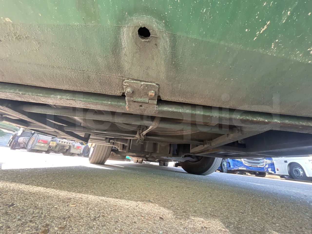 Volvo B12B 6X2 - EUR4 - 338kW -14.995m - front undercarriage from front