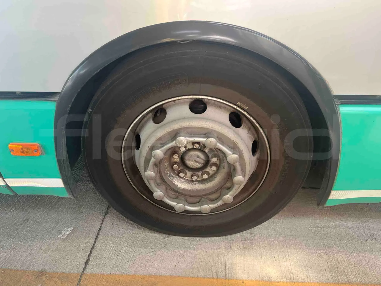 Iveco Citelis - tread condition front tires left