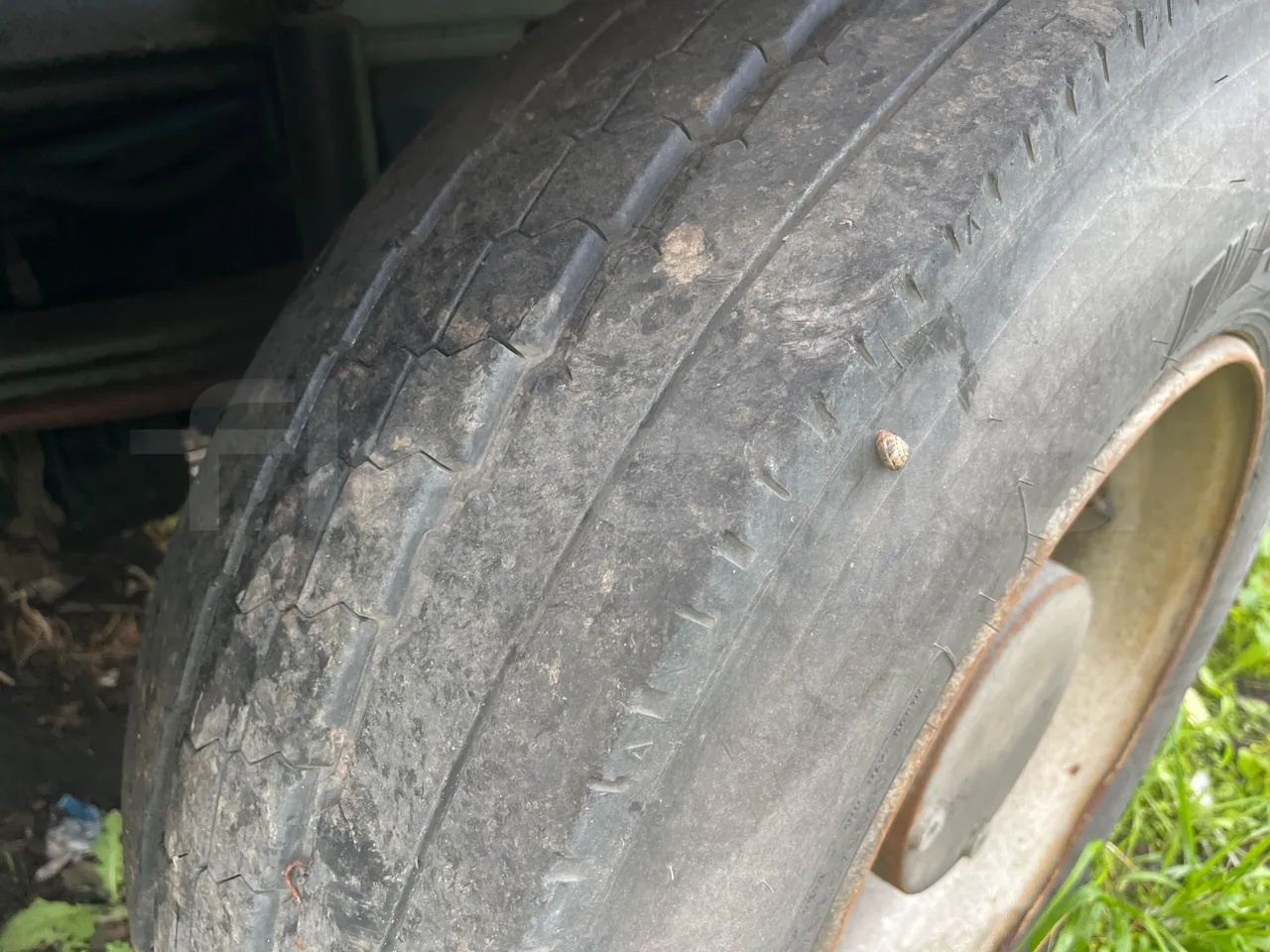 Dulevo 5011 107kW - 5.920mt - tread condition front tires right