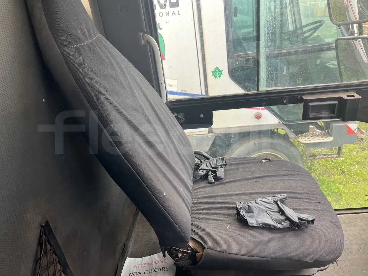 Dulevo 5011 107kW - 5.920mt - hostess seat photo