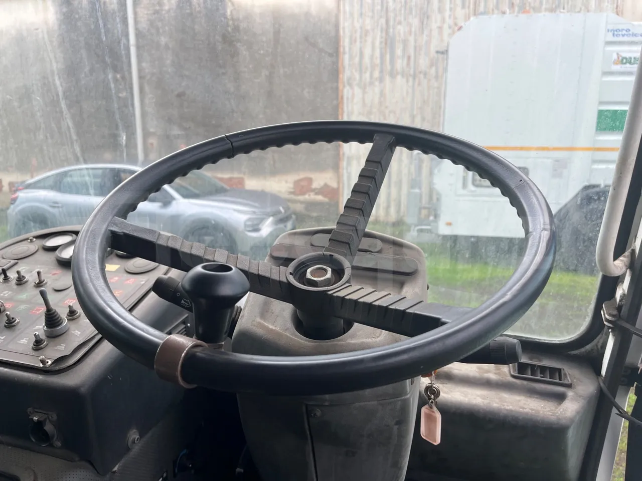 Dulevo 5011 107kW - 5.920mt - steering wheel photo