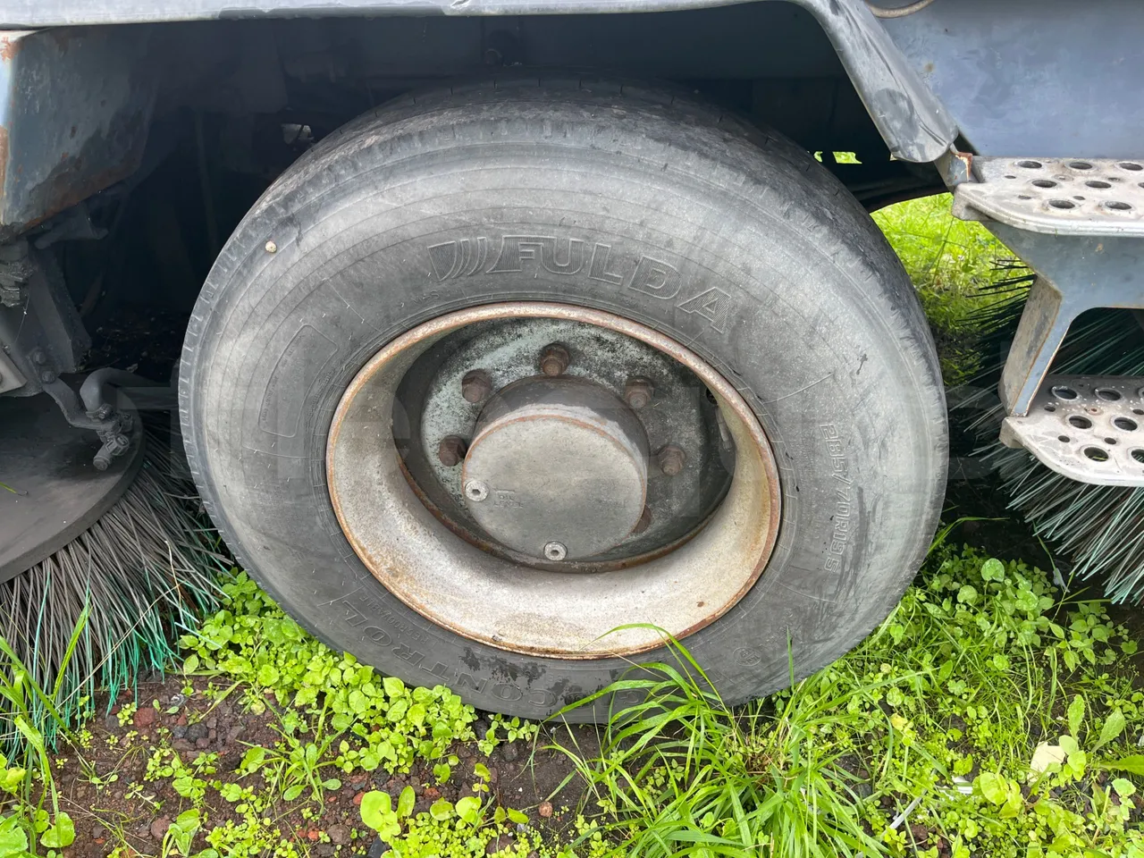 Dulevo 5011 107kW - 5.920mt - front left tire measurements