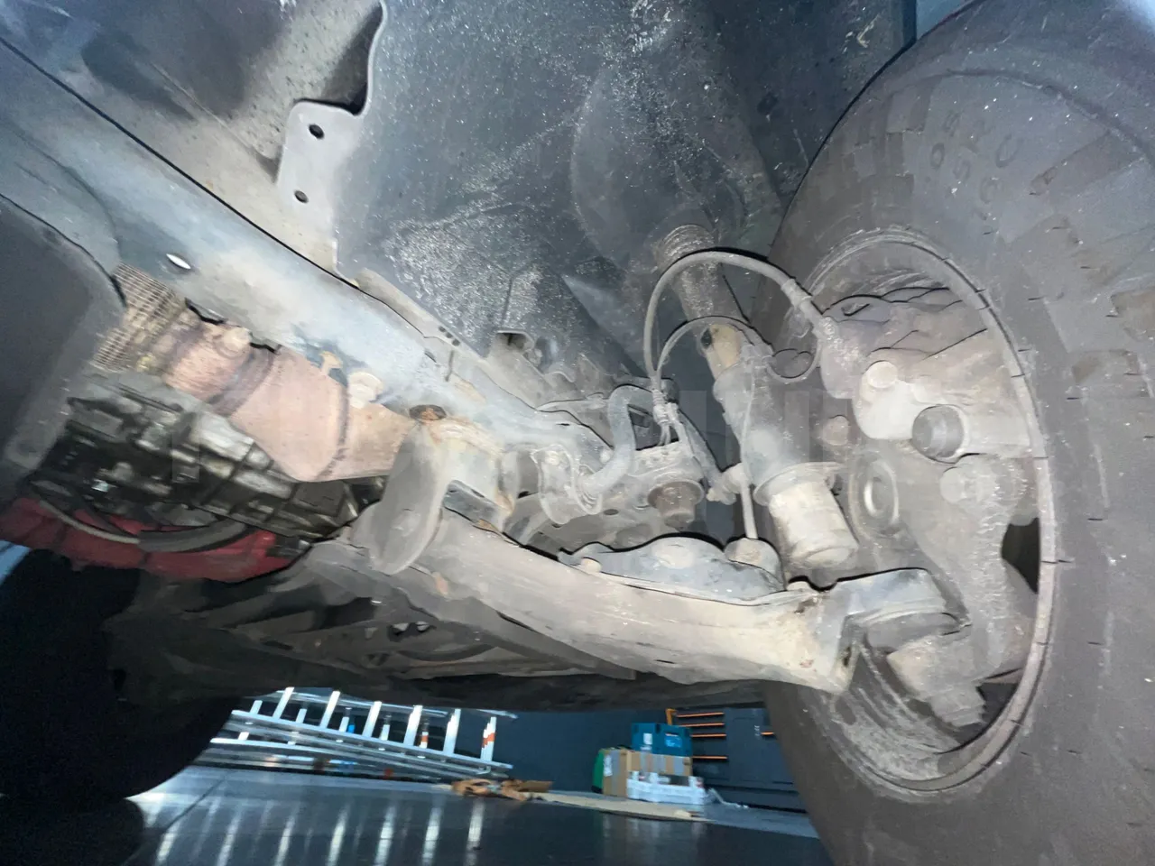 Mercedes-Benz Sprinter 906BB50  - Euro6 - 140kW - 7.360mt - front shock absorbers left