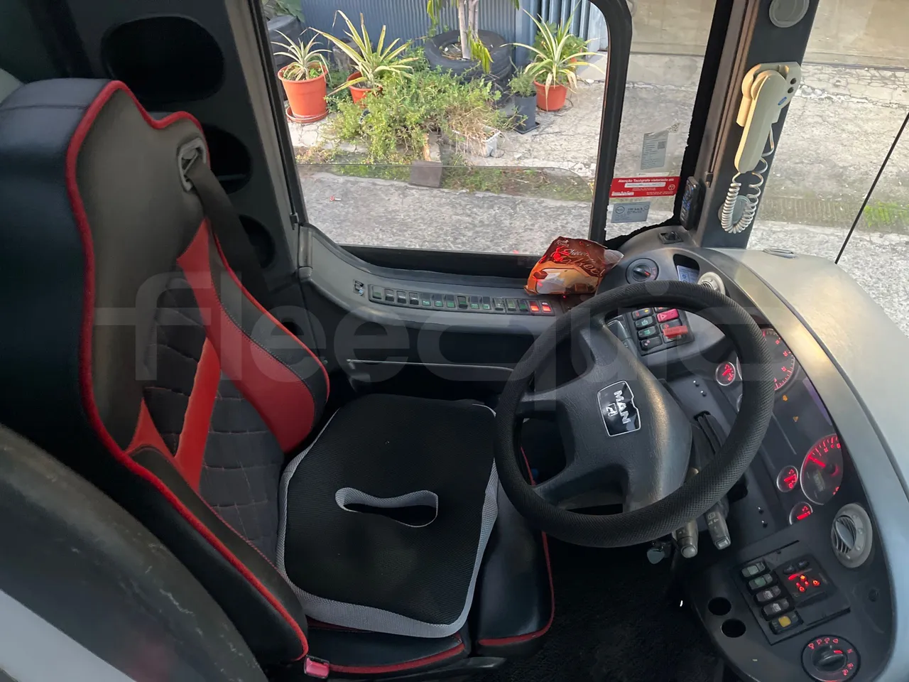 Man 18.410 HOCL 18.410 HOCL/R - Euro 4 - 301 kW - 12.9mt - driver's seat photo